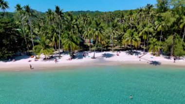 Kristal berrak suların yumuşak kumlarla buluştuğu Koh Kood Adası Tayland 'ın çarpıcı kıyılarını keşfedin. Titreyen avuçların altında rahatla ve kalabalıktan uzak sakin atmosferin tadını çıkar..