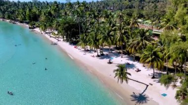 Koh Kood Adası Tayland 'ın çarpıcı plajlarını ve kristal berrak sularını keşfedin. Tropik ağaçların sallandığı ve huzurlu anların beklediği. Rahatlama ve macera arayışları için mükemmel..