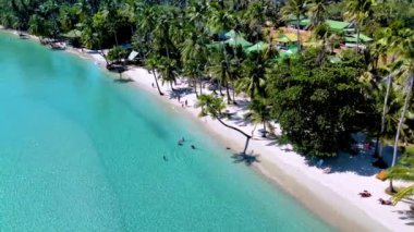 Ziyaretçiler güneşlenirken ve yüzerken Koh Kood Adası 'nın sakin sahillerini ve berrak sularını keşfedin. Bu tropik cennet doğa severler ve macera arayanlar için bir cennet..