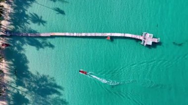 Turkuaz suların kumlu kıyılarla buluştuğu Koh Kood Adası Tayland 'ın sakin cazibesini deneyin. Büyüleyici bir tekne denizde süzülüyor, cennette rahatlamaya ve maceraya davetiye çıkarıyor..