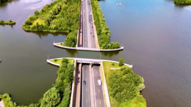 Veluwemeer Aqueduct 'un inanılmaz mühendisliğini keşfedin. Tekneler üzerinde süzülürken araçların suyun altından geçtiği yer. Toprak ve suyun bu olağanüstü kesişiminde doğa ve tasarım sergilenmektedir..