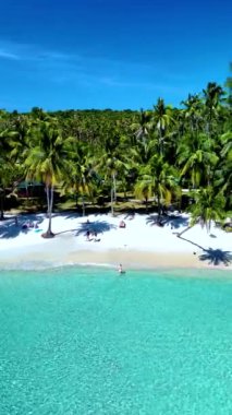 Tayland, Koh Kood 'un büyüleyici güzelliğini keşfedin. Kristal suların yumuşak, beyaz kumlarla buluştuğu yer. Tomurcuklanan palmiye ağaçları, ziyaretçiler dinlenirken ve sakin atmosferin tadını çıkarırken nazikçe sallanır..