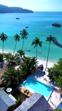 Tayland 'daki Koh Kood' un sakin güzelliğini deneyin. Turkuaz suların palmiye püsküllü plajlarla buluştuğu yer. Nazik dalgalar kıyıya vururken, davetkar havuzun yanında rahatla, cennet gibi bir yer yarat.
