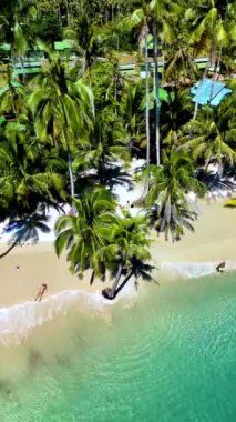 Yumuşak kumların berrak sularla buluştuğu Koh Kood, Tayland 'ın nefes kesici kıyılarını keşfedin. Tropikal palmiyeler, ziyaretçiler sakin manzaranın ve sakin atmosferin tadını çıkarırken nazikçe sallanıyor..