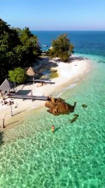 Yumuşak kumlu sahillerin canlı turkuaz sularla buluştuğu Koh Munnork Adası Tayland 'ın çarpıcı doğal güzelliğine dalın. Yeşilliklerle çevrili, cennette rahatla.