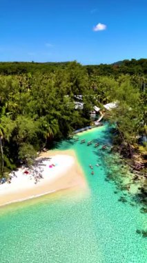 Koh Kood, Tayland 'ın nefes kesici kıyılarını deneyin, kristal berrak suların yumuşak kumlu sahillerle buluştuğu. Yeşillik ve geleneksel teknelerle bezenmiş çarpıcı manzaraya tanık olun..