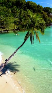 Koh Kood Adası 'nın doğal güzelliğini keşfedin. Turkuaz sular yumuşak kumlu sahili nazikçe öperken. Rüzgarda sallanan palmiyeler rahatlama ve macera için mükemmel bir tropik cennet yaratıyor..