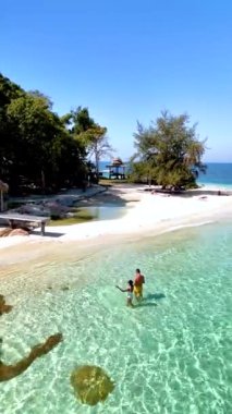 Koh Munnork Adası 'nın nefes kesici sahillerini keşfedin. Bir çift kristal berrak suların ve sakin çevrenin tadını çıkarsın. Bu tropik cennet, günlük koşuşturmadan mükemmel bir kaçış sunuyor..