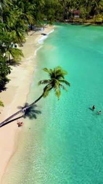 Kendinizi altın kumların turkuaz sularla buluştuğu Koh Kood Tayland 'ın huzurlu güzelliğine daldırın. Yüzme deneyimi, sallanan palmiye ağaçları ve dokunulmamış doğanın rahatlatıcı atmosferi..