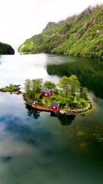 Lovrafjorden Norveç 'te sakin bir adaya kurulmuş büyüleyici kırmızı bir ev, el değmemiş sulara ve yemyeşil tepelere bakıyor. Doğa güzelliği bu barışçıl inzivayı sarar, düşüncelere daldırır.