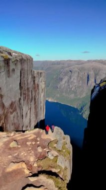 İki maceraperest ruh, etkileyici fiyortlarla ve açık mavi gökyüzüyle çevrili Norveç 'in çarpıcı uçurumlarını keşfediyor. Kjeragbolten Lysefjord Norveç