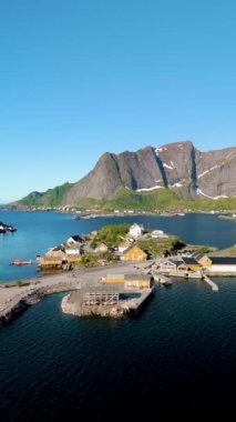 Norveç 'in kıyı köyünün nefes kesici güzelliği görkemli dağlar ve kristal berrak sular arasında yer alıyordu. Bu sakin yer, Norveç 'in doğal cazibesi olan Sakrisoy Lofoten' in özünü yansıtıyor.