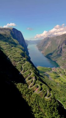 Norveç 'in doğal güzelliğini, dolambaçlı yolların dingin suların yanındaki canlı yeşil yamaçlardan geçerken tecrübe edin. Lysefjorden Lysebotn Norveç 'in fiyortların ve dağların cazibesi.