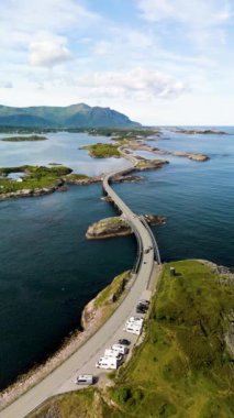 Norveç 'in dolambaçlı yolları boyunca, dağlık arazilerin sakin sularla buluştuğu yere sür. Geniş yeşil adalar, Norveç 'te Atlantik Okyanus Yolu Atlanterhavsveien' de sakin bir zemin oluşturur.