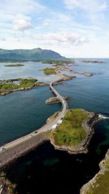 Yeşillik ve kayalık adalarda esen Norveç kıyı otobanının inanılmaz manzarasını deneyimleyin. Atlantik Okyanusu yolu Atlanterhavsveien Norveç 'te