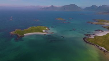 Lofoten Norveç 'in bereketli yeşil adaları ve kristal berrak sularını içeren dramatik kıyı şeridini keşfedin. Huzurlu atmosfer, bu İskandinav cennetinin doğal güzelliğini sergiliyor..