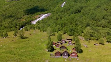 Norveç 'in canlı yeşilliklerinde, yuvarlanan tepeler ve çağlayan şelalelerle çevrili büyüleyici ahşap kulübeler ortaya çıkıyor. Doğada sakin bir geri çekilme kucaklaması. Lovatnet Gölü Norveç