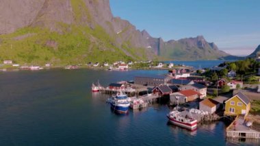Göz kamaştırıcı bir fiyort tarafından yerleştirilmiş, resim gibi bir Norveç köyünün sakinliğini hissedin. Reine Lofoten Norveç