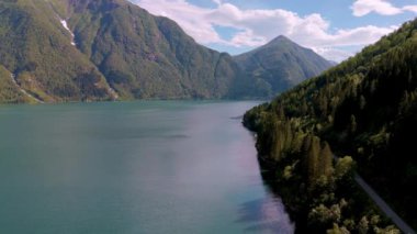 Norveç 'in nefes kesen manzaralarını tecrübe edin, yüksek dağlar ve gür ormanlarla çevrili çarpıcı fiyortlarla. Bu huzurlu ortamda doğayla gerçek bir bağ bekliyor..