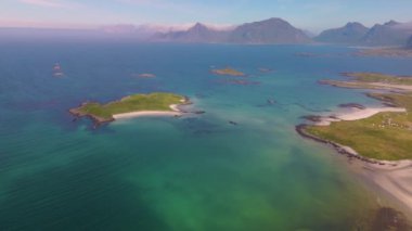 Huzurlu plajlar ve görkemli dağlarla Lofoten Norveç sahil şeridinin büyüleyici güzelliğini deneyimleyin. Sakinleştirici dalgalar ve canlı renkler doğaya mükemmel bir kaçış yaratıyor..