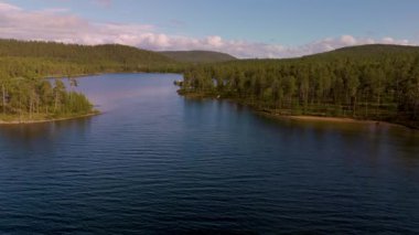 Sakin suların gökyüzünü yansıttığı ve sık ormanların kıyı şeridini kucakladığı Norveç 'in dingin güzelliğini deneyimleyin. Doğa burada mükemmel bir uyum içindedir..