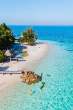 Huzurlu sular Koh Munnork Adası 'nın beyaz kumlu sahillerine çarpar ve ziyaretçileri sıcak güneşin altında dinlenmeye davet eder. Bereketli yeşillikler kıyı şeridini çevreleyerek Tayland 'da pitoresk bir cennet oluşturuyor..