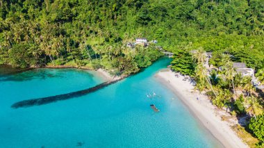 Koh Kood, Tayland 'da tropikal bir cennet bekliyor, berrak suların canlı yeşil palmiyelerle çevrili kumlu bir sahille buluştuğu yerde. Rahatlamak ve macera yaşamak için mükemmel sakin bir kaçış..