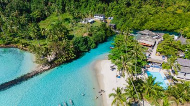 Kristal berraklığında turkuaz sular Koh Kood 'da el değmemiş beyaz kumsallarla buluşur. Yeşillik palmiye ağaçlarıyla çevrili bu tropikal cennet ziyaretçileri dinlenmeye ve doğayla barışçıl bir bağ kurmaya davet ediyor..
