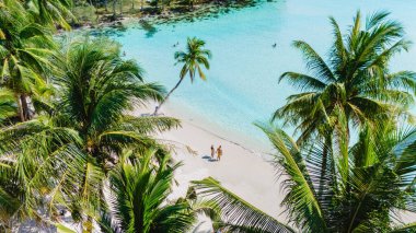 Yumuşak kumlar ve turkuaz sular Koh Kood, Tayland 'da rüya gibi bir ortam yaratıyor. Orada iki arkadaş kıyı boyunca geziniyor ve bu tropikal kaçışın güneşinin ve dinginliğinin tadını çıkarıyorlar..