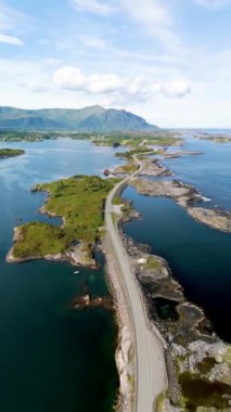 Kıyı şeridi boyunca kıvrılan bu nefes kesici rota Norveç 'in nefes kesici adalarını ve sakin sularını gözler önüne seriyor. Atlantik Okyanusu yolu Atlanterhavsveien Norveç 'te