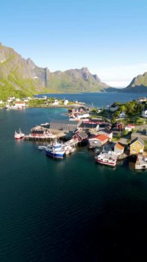 Norveç 'te nefes kesen dağlarla berrak suların arasına kurulmuş çarpıcı bir balıkçı köyü keşfetmek. Reine Lofoten 