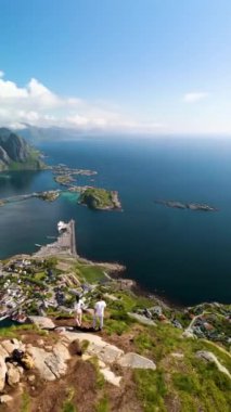 Göz kamaştırıcı Norveç kıyı şeridi, yemyeşil karayla çelişen canlı mavi denizi görüyor. Sakin sular keşfi davet ederken, insanlar manzaranın tadını çıkarıyor. Reinebringen yürüyüşü Lofoten Norveç