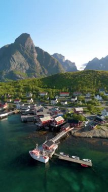Sersemletici dağ zirveleri ve sakin sularla çerçevelenmiş Norveç kıyıları tarafından yuva yapmış sakin bir balıkçı köyünü keşfedin. Reine Lofoten