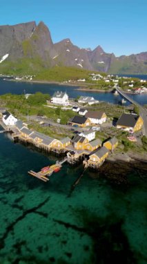 Görkemli dağların arasına kurulmuş, kristal berrak suların kenarındaki sazlıkların üzerinde renkli ahşap evler. Sakrisoy Lofoten Norveç