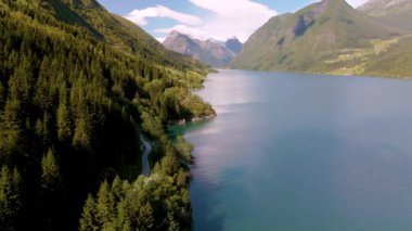 Zümrüt ormanlarının kristal berrak sularla buluştuğu Norveç 'in çarpıcı manzaralarını keşfedin. Görkemli dağlar yükselir, doğal güzelliklere huzurlu bir kaçış sağlar..