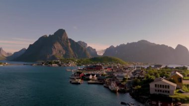 Norveç 'in engebeli dağlarının ve sakin fiyortların nefes kesici güzelliğini tecrübe edin. Altın saat boyunca dramatik manzaralara karşı yuva yapmış canlı kıyı köylerini keşfedin. Reine Köyü Lofoten