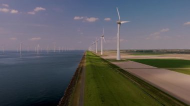 Hollanda kıyılarında yel değirmeni türbinleri var. Bu yapıların rüzgâr enerjisini nasıl kullandığına tanık olun. Bu arada manzaranın doğal güzelliğini artırıyor..