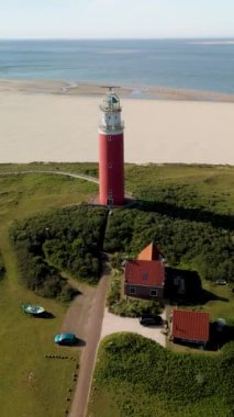 Teksaslı ikonik deniz fenerini keşfedin, kumlu kumsalların ve yemyeşil kumulların önünde dimdik ayakta durun. Doğanın tarihle buluştuğu bu güzel Hollanda adasının huzurlu atmosferini hissedin..