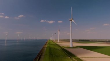 Zarif yel değirmeni türbinlerinin dik durduğu Hollanda 'daki geniş tarlalarda yelken açacağız. Bu büyüleyici manzara, mavi gökyüzünün ortasındaki doğanın ve yenilenebilir enerjinin uyumunu gözler önüne seriyor.