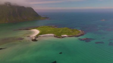 Lofoten Norveç adasının nefes kesici güzelliğini keşfedin. Turkuaz suların kumlu sahillerle buluştuğu ve yemyeşil suların yeşerdiği. Bu huzurlu ortam doğaya bir sığınak sunuyor, dünyadan uzağa..