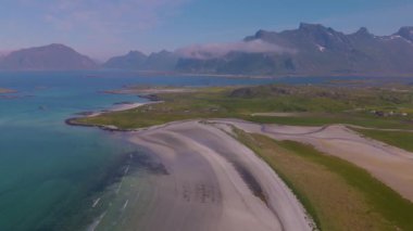 Lofoten Norveç kıyı şeridini büyüleyici bir şekilde keşfedin. Uzakta pürüzsüz plajlar, berrak sular ve görkemli dağlar vardır. Nefes kesen ortamda doğa sakinliği bekliyor..