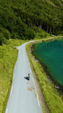 Büyüleyici Norveç kıyı şeridi boyunca bisiklet süren bereketli manzaralar turkuaz sular, yeşil tepeler ve fiyortlarla gözler önüne seriliyor. Her yolcuyu heyecan verici bir deneyim bekliyor. Lovatnet Norveç