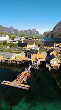 Parlak renkli kulübeler Norveç 'in sakin kıyılarında nefes kesici dağlarla çevrili. Canlı sahne, bu pitoresk yerdeki kıyı yaşamının özünü yakalıyor. Sakrisoy Lofoten 