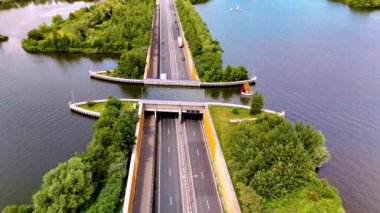 Araçların su altından sorunsuzca geçtiği çarpıcı Veluwemeer Aqueduct 'u deneyin. Bu mimari mücevher, yeşillik ve geniş bir su yolu arasında doğa ve yenilikleri birleştirir..