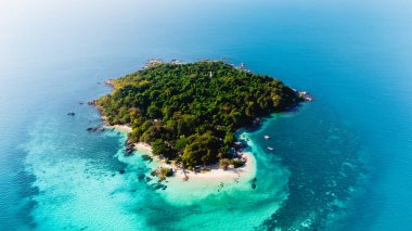 Kristal berraklığındaki sulara yerleşen Koh Munnork Adası, ziyaretçileri yemyeşil ve huzurlu plajların arasında dinlenmeye davet ediyor. Bu tropik cennet Tayland 'da doğanın sükunetine bir kaçış sunuyor..