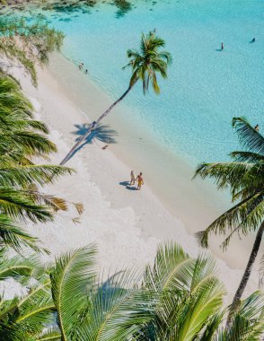 İki maceraperest Koh Kood 'da, sallanan palmiyeler ve kristal berrak sularla çevrili tenha bir plajın tozlu beyaz kumlarında geziniyor. Ortam huzur dolu, rahatlatıcı..