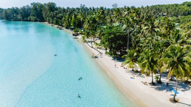 Ziyaretçiler, sallanan palmiye ağaçları ve kristal berrak sularla çevrili Koh Kood 'un yumuşak kumlarında dinleniyorlar. Huzurlu sahil güneş severler ve doğa meraklıları için mükemmel bir kaçış yeri sunuyor..