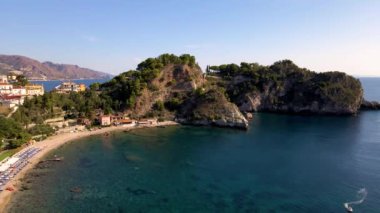 Sicilya kıyı şeridinin, turkuaz suları ve yeşillikle bezenmiş tepeleriyle nefes kesici güzelliğini tecrübe edin. Güney İtalya 'nın sıcak güneşinin altındaki kumlu sahillerde rahatlayın. Isola Bella Plajı Taormina