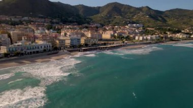 Sicilya 'nın güzelliğini tecrübe edin dalgalar kıyıya vururken, ve renkli binalar günbatımının sıcak parıltısını yansıtır. Cefalu Sicilya