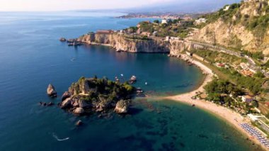 Kristal berraklığında suların altın plajları öptüğü Sicilya İtalya 'nın çarpıcı sahil şeridine hayret. Keşif dolu güneşli bir günün tadını çıkar, Isola Bella Plajı Taormina